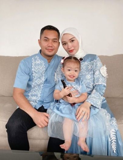 Zaskia Gotik bersama suami dan anaknya [Instagram/@zaskia_gotix]