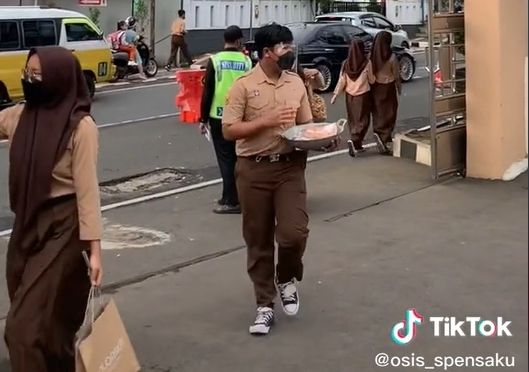 SMP Negeri 1 Kuningan membuat No Backpack Day, sehingga pelajarnya membawa banyak barang pengganti tas. [TIkTok]