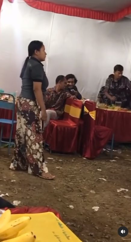 Suami mau dilempar kursi oleh istri karena bernyanyi duet dengan biduan di panggung pesta pernikahan. [Instagram]