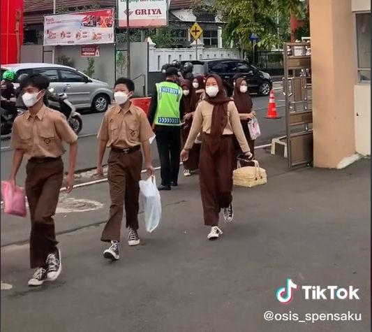 SMP Negeri 1 Kuningan membuat No Backpack Day, sehingga pelajarnya membawa banyak barang pengganti tas. [TIkTok]