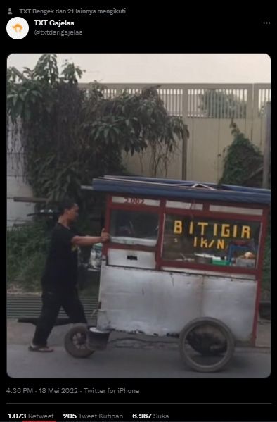 Pasang Tulisan Pakai Stiker Begini, Penampakan Gerobak Tukang Batagor Bikin Wargnaet Heran. (Twitter/@txtdrgajelas)