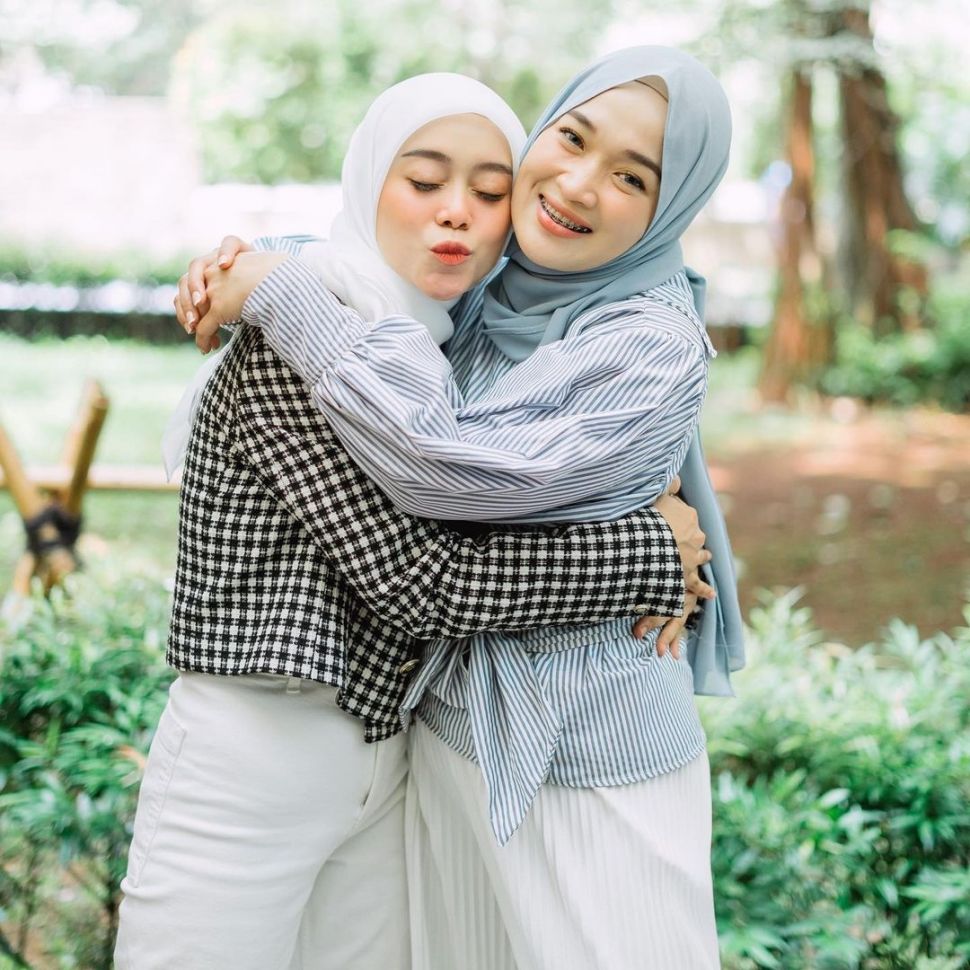 Gaya Artis di Gender Reveal Anak Ria Ricis (instagram/@ririe_fairus)