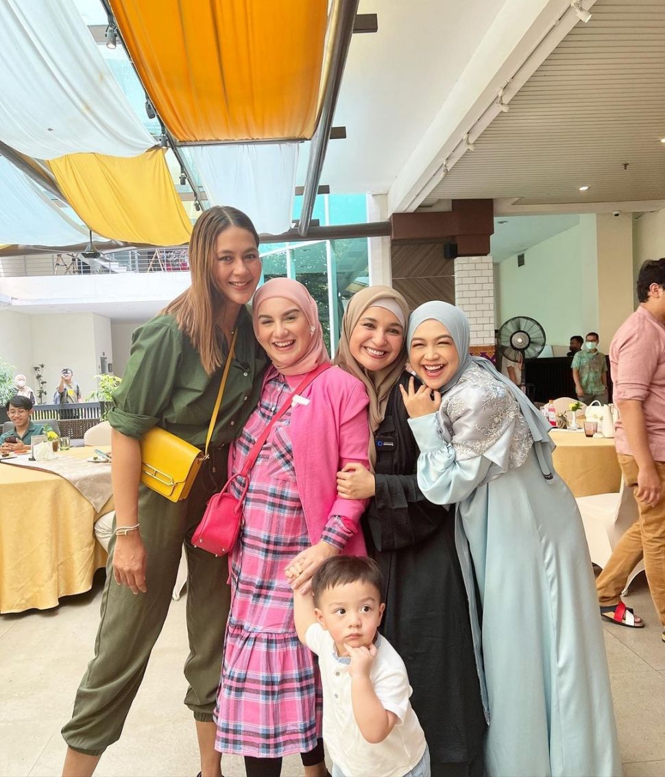 Gaya Artis di Gender Reveal Anak Ria Ricis (instagram/@shireensungkar)