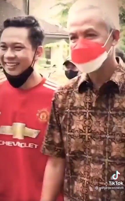 Ganjar diajak foto fans MU (Instagram/soloinfo)