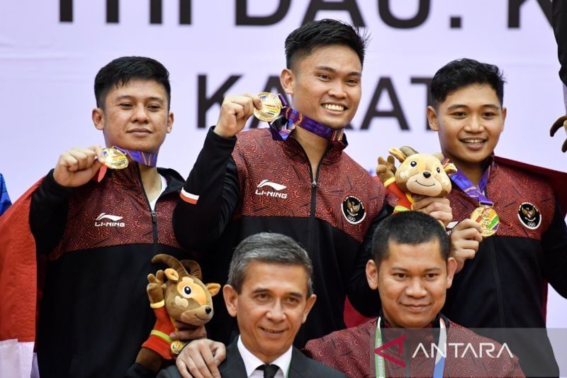 Tim karate kata beregu putra Indonesia Albiadi, Andi Dasril Dharmawan, Andi Tomy didampingi Sekretaris Jenderal Pengurus Besar Federasi Karate-do Indonesia Raja Sapta Ervian (kanan bawah) dan Kabid Luar Negeri PB Forki Darly Siregar setelah upacara penghormatan pemenang SEA Games Vietnam 2021 di Pusat Olahraga Provinsi Ninh Binh, Vietnam, Jumat (20/5/22). (ANTARA/Zabur Karuru)