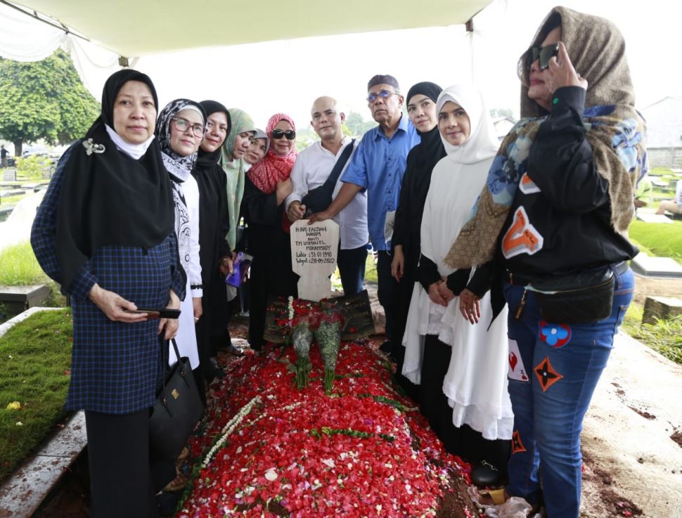 Astri Ivo mengantar sang ibu ke peristirahatan terakhir. Ibunda Astri Ivo, Ivo Nilakhresna meninggal dunia Jumat (20/5/2022) dimakamkan di TPU Tanah Kusir Sabtu (21/5/2022) pagi. [Rena Pangesti/Suara.com]