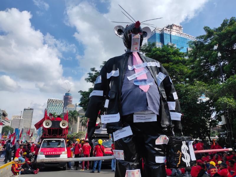 Patung tikus dan buku raksasa dalam aksi massa yang digelar aliansi Gebrak di Patung Kuda menjadi simbol kegagalan pemerintahan Jokowi-Ma'ruf Amin. [Suara.com/Ria Rizki]