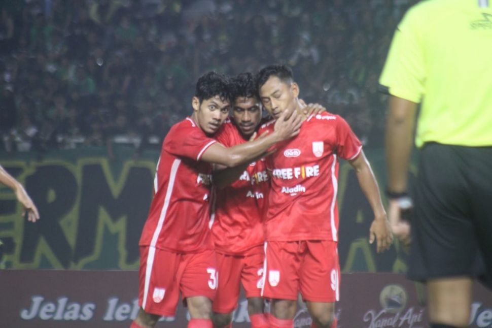 Striker Persis Solo, Samsul Arif (kanan) tak berselebrasi usai mencetak gol ke gawang Persebaya Surabaya di Stadion Gelora Bung Tomo, Minggu (22/5/2022). [Suara.com/Ronald Seger Prabowo]
