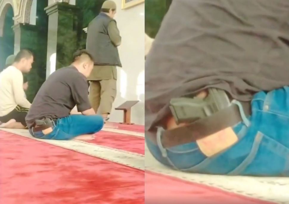 Pria Tertangkap Kamera Selipkan Senjata Api Dalam Celana saat Salat di Masjid (Instagram/terang_media)