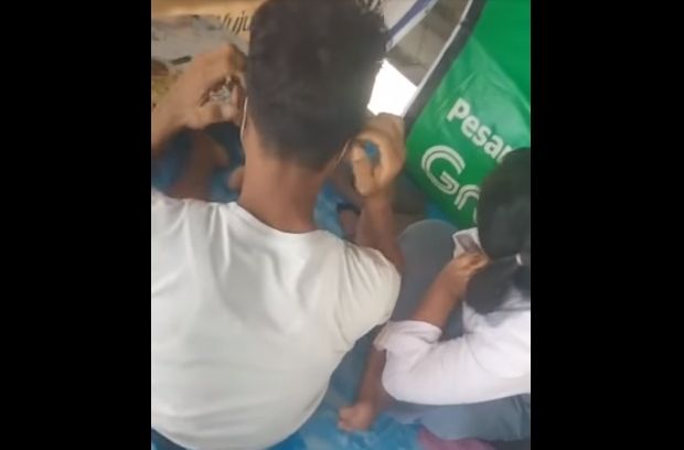 Warga Kota Tegal, Jawa Tengah, digegerkan oleh beredarnya video viral sepasang ABG berseragam SMA mesum di sebuah gazebo kawasan wisata Pantai Muarareja. [Facebook]