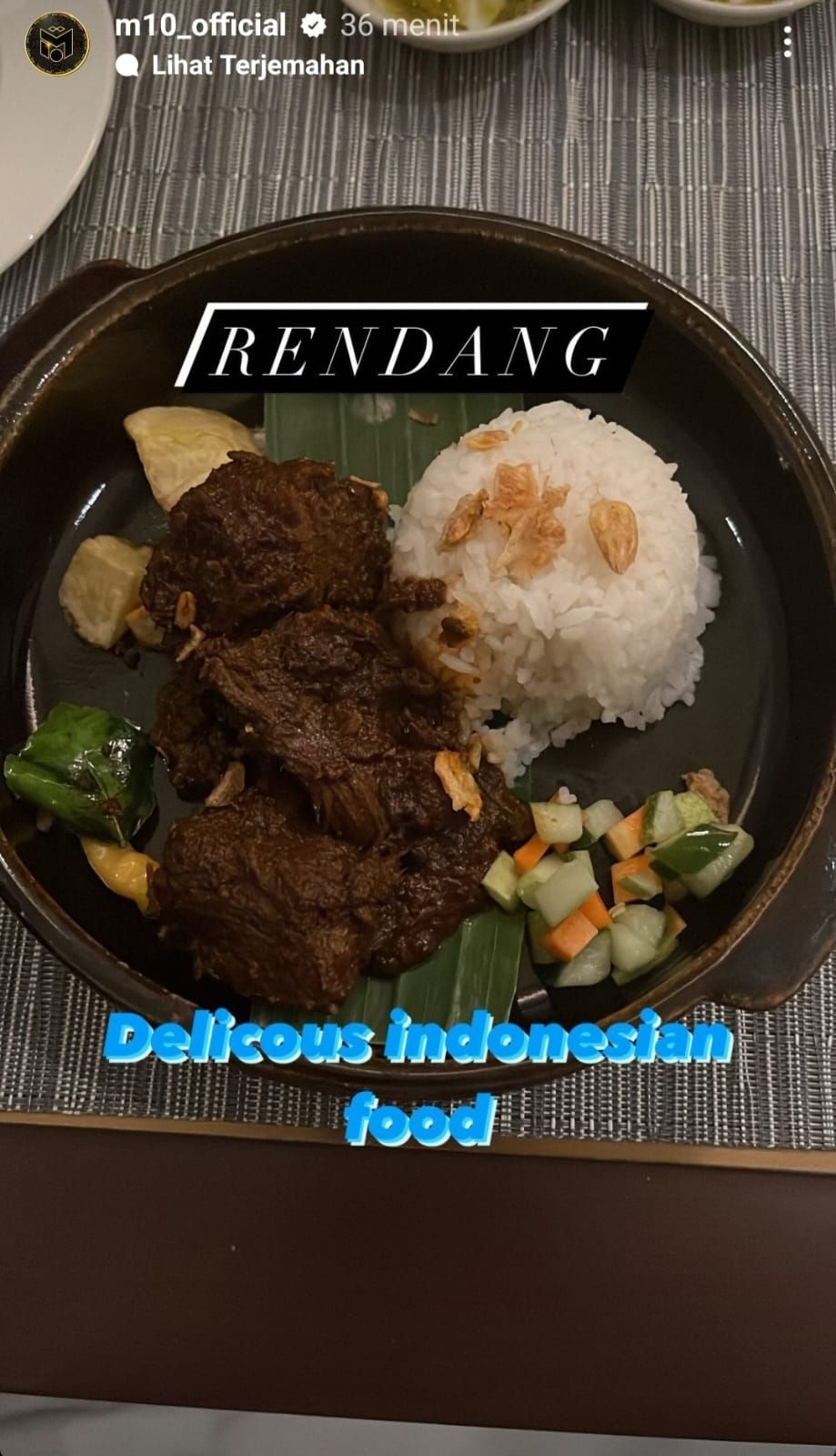 Unggahan Mesut Ozil tentang Makan Rendang, Makanan Lezat dari Indonesia (Instagram Mesut Ozil)