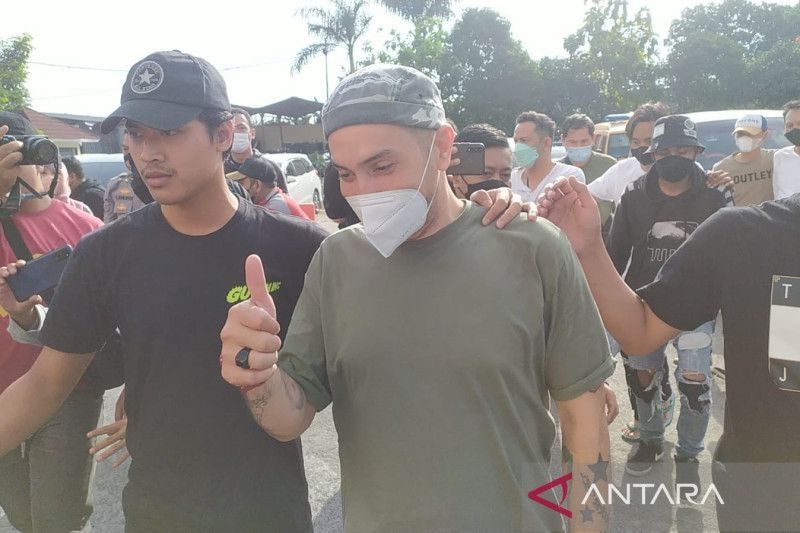 Gary Iskak digiring polisi di Polda Bandung, setelah ditangkap dalam kasus narkoba. [ANTARA]