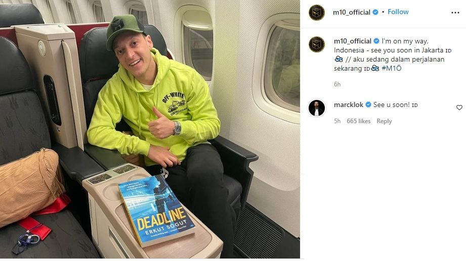 Mesut Ozil disambut antusias oleh Marc Klok. (Instagram/m10_official)