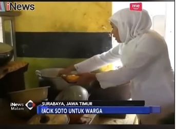 Khofifah saat meracik soto untuk warga di Surabaya. (Instagram/fakta.indo)