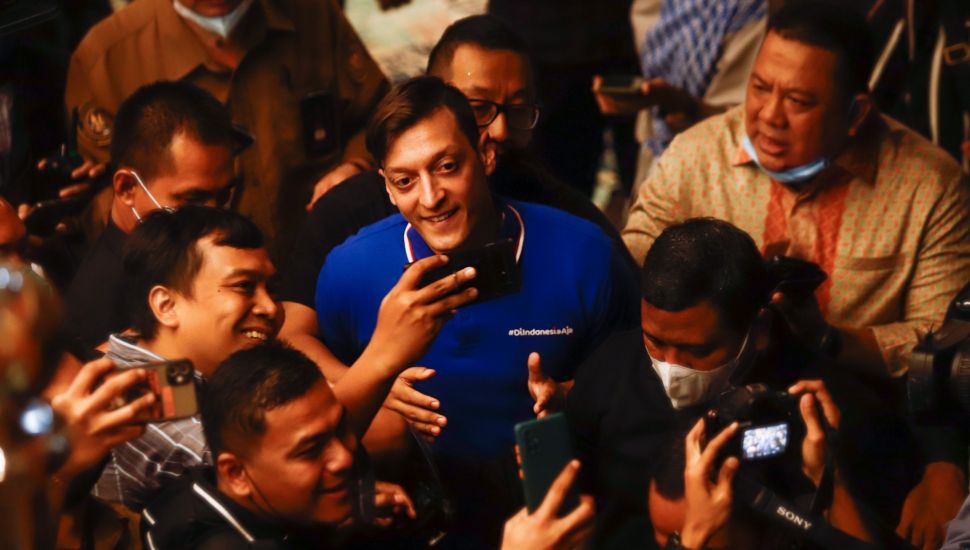 Pesepakbola Mesut Ozil saat hadir dalam konferensi pers di Kementerian Pariwisata, Ekonomi dan Kreatif (Kemenparekraf), Jakarta Pusat, Rabu (25/5/2022). [Suara.com/Alfian Winanto]