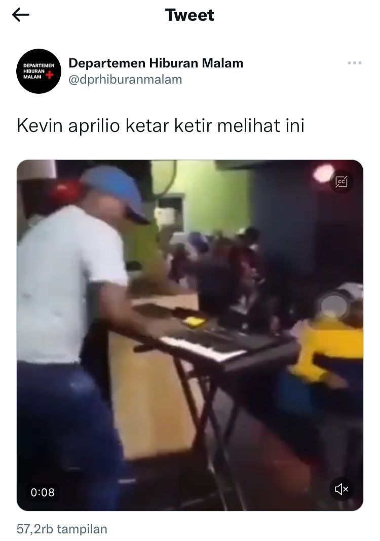 Atraksi pria yang sedang memainkan piano (Twitter/ @dprhiburanmalam)