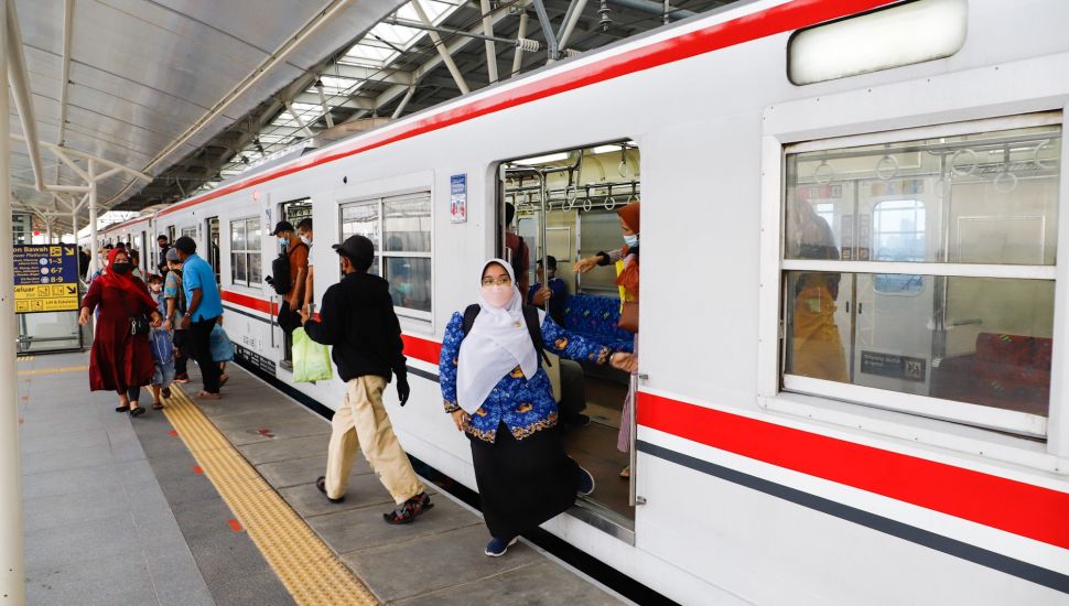 Sejumlah penumpang mengunakan kereta rel listrik (KRL) di Stasiun Manggarai, Rabu (25/5/2022). [Suara.com/Alfian Winanto]