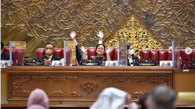 Ketua DPR RI, Puan Maharani menjadi sorotan beberapa waktu belakangan ini karena mematikan mikrofon anggota dewan saat rapat paripurna. Sedikitnya suda tiga kali Puan melakukan hal tersebut. (instagram/@puanmaharani)