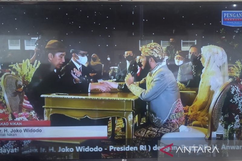 Akad nikah adik Presiden Jokowi, Idayati dengan Ketua MK Anwar Usman. (Antara)