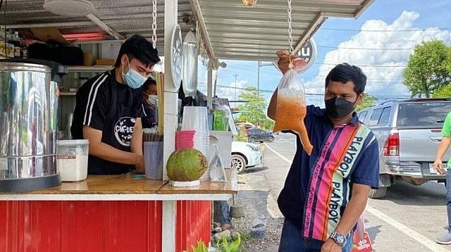 Viral Penjual Thai Tea Punya Bungkus Unik, Mirip Apa Hayo? (Dok: Oddity Central)