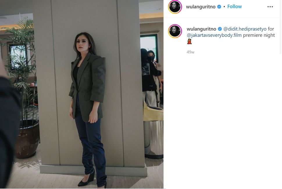 Aktris Wulan Guritno tetap tampak seksi walaupun hanya mengenakan pakaian yang tertutup (Instagram/wulanguritno)