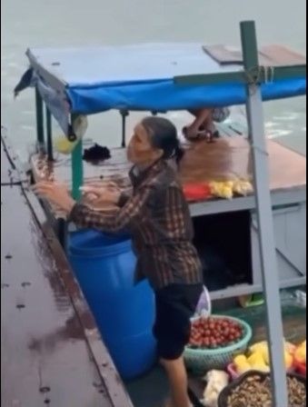 Ibu-ibu jualan buah di atas perahu (Instagram/memomedsos)