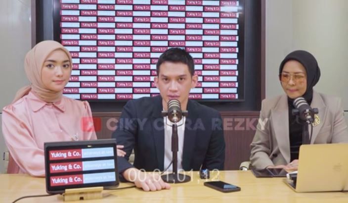 Rezky Aditya, Citra Kirana dan pengacaranya menggelar konferensi pers terkait kasus pengakuan anak Wenny Ariani. [YouTube Citra Ciki]