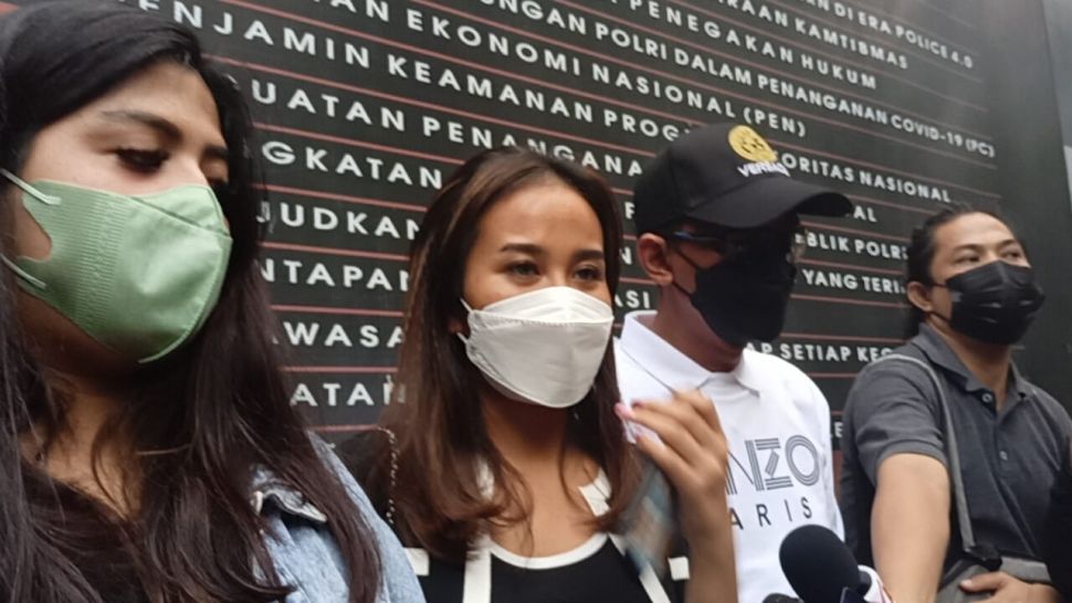 Doddy Sudrajat dan Mayang usai menjalani pemeriksaan dalam kasusnya dengan brand kosmetik Tan Skin di Polda Metro Jaya, Jumat (27/5/2022). [Rena Pangesti/Suara.com]