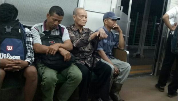 Buya Syafii Maarif (ketiga dari kiri) menaiki KRL dari Jakarta menuju Bogor beberapa waktu lalu. [Istimewa/Maarif Institute]