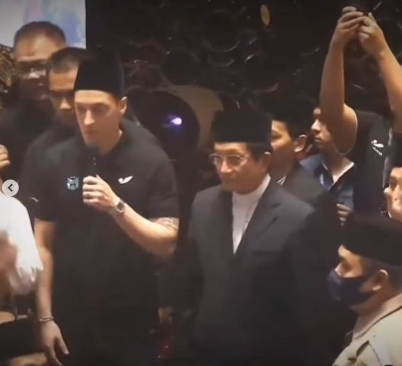 Mesut Ozil salat Jumat di Masjid Istiqlal (Instagram/undrc0ver)