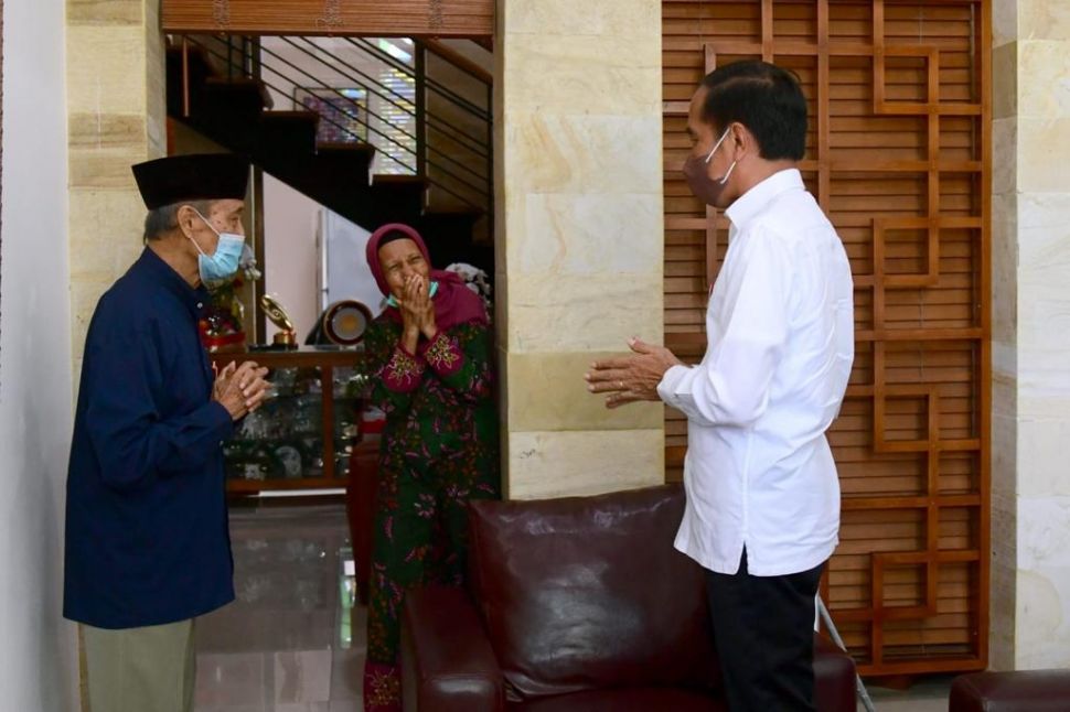 Presiden Joko Widodo atau Jokowi saat menjenguk mantan Ketua Umum PP Muhammadiyah Ahmad Syafii Maarif (Buya Syafii) di kediamannya di Kabupaten Sleman, Daerah Istimewa Yogyakarta (DIY), Sabtu (26/3/2022). [Muchlis Jr/Biro Pers Sekretariat Presiden]