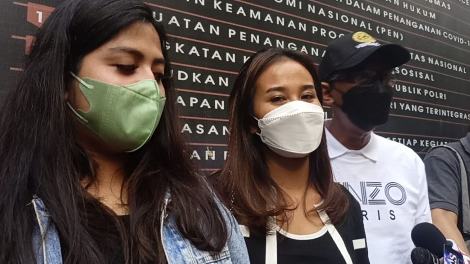 Doddy Sudrajat dan Mayang usai menjalani pemeriksaan di Polda Metro Jaya terkait kasusnya denga brand kosmetik Tan Skin. [Rena Pangesti/Suara.com]