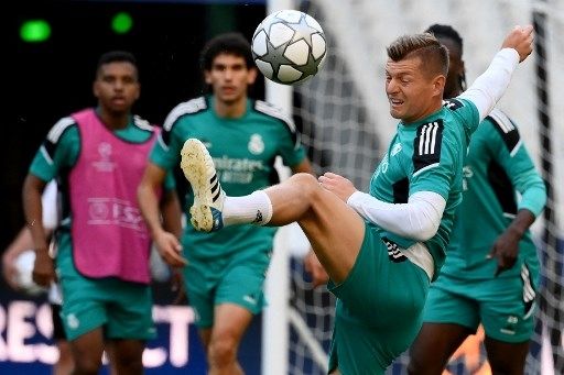 Pemain Real Madrid Toni Kroos mengikuti sesi latihan jelang final Liga Champions kontra Liverpool di Stade de France, Saint-Denis, Paris, Prancis, Jumat (27/5/2022). [AFP]