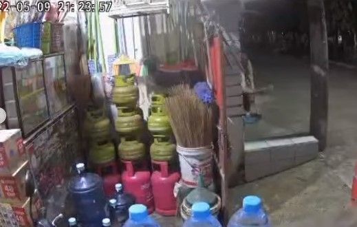 Pria buang sampah di warung tetangga (Instagram/terangmedia)