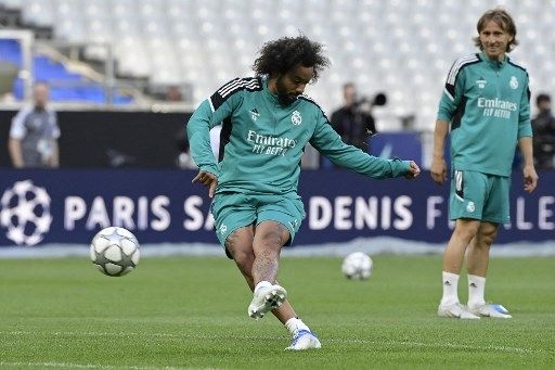 Pemain Real Madrid Marcelo mengikuti sesi latihan jelang final Liga Champions kontra Liverpool di Stade de France, Saint-Denis, Paris, Prancis, Jumat (27/5/2022). [AFP]