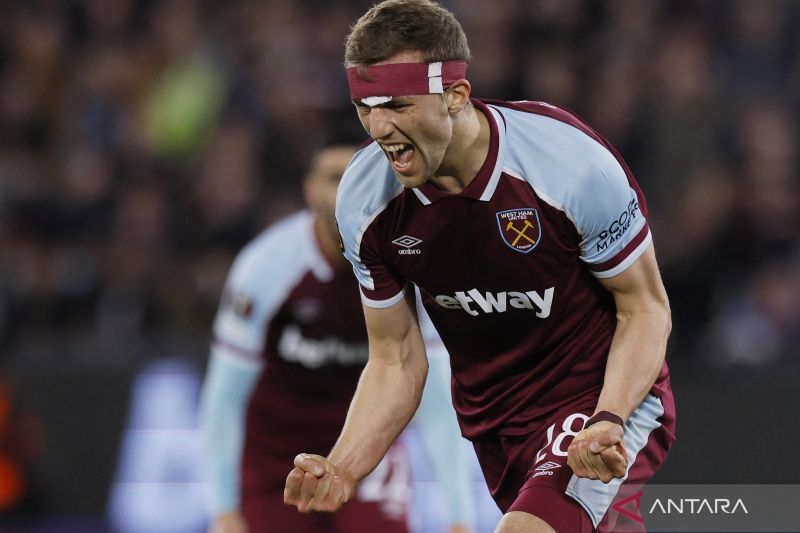 Pemain West Ham United Tomas Soucek merayakan gol ke gawang Sevilla dalam laga leg kedua babak 16 besar Liga Europa di London Stadium, London, Inggris, Kamis (17/3/2022). ANTARA FOTO/Action Images via Reuters/Andrew Couldridge/foc.