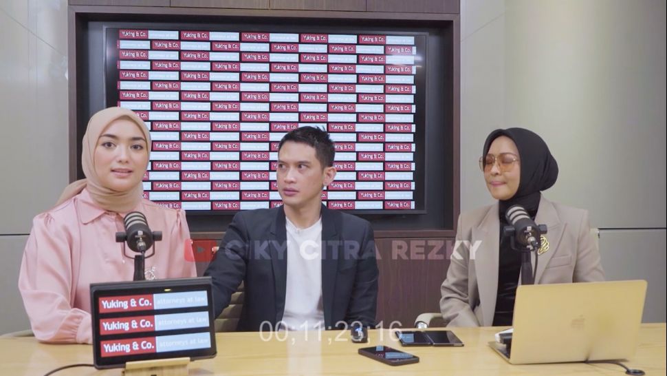 Citra Kirana bersama Rezky Aditya menanggapi kasus yang sedang dihadapi pada kanal YouTubenya. (YouTube/Ciki Citra Rezky)