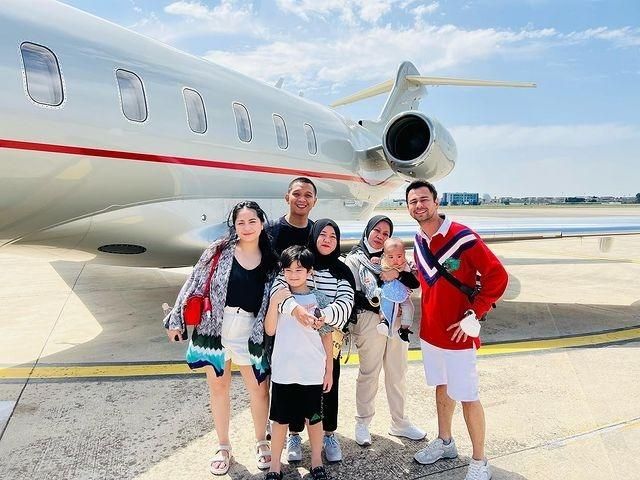 Potret Mbak Lala Liburan Bareng RANS di Eropa. (Instagram/shela_lala96)