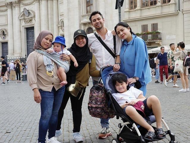 Potret Mbak Lala Liburan Bareng RANS di Eropa. (Instagram/shela_lala96)