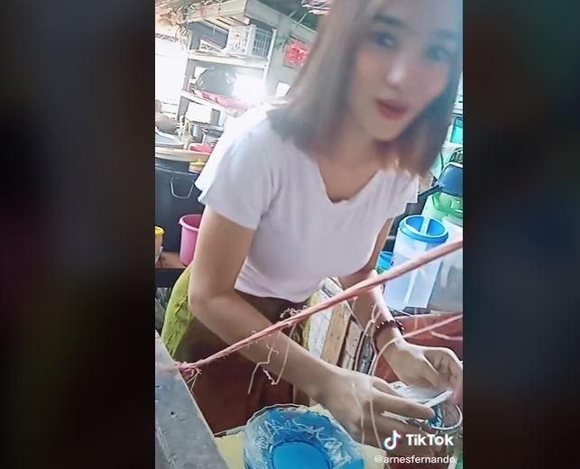 Sosok penjual cantik ini menarik perhatian netizen. (TikTok/ @arnesfernando)