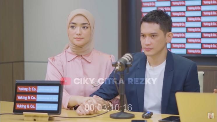 Potret Citra Kirana Dampingi Rezky Aditya Klarifikasi (YouTube/Ciky Citra Rezky)