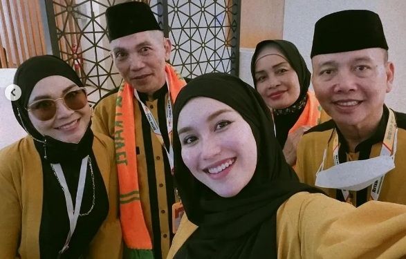 Ayu Ting Ting dan keluarga berangkat umrah [Instagram/ayutingting92]