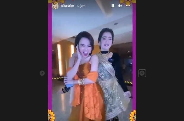 Gaya Artis di Pesta Ulang Tahun Iis Dahlia ke-50 (Instagram)