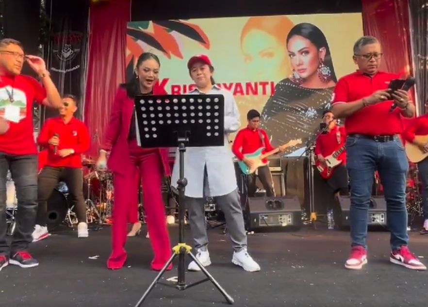 Ketua DPR RI Puan Maharani bernyanyi duet dengan Krisdayanti di acara Festival Kopi PDIP, GBK, Senayan, Jakarta. Tapi, saat bernyanyi, mikrofon Puan mendadak mati. [Instagram/@krisdayantilemos]