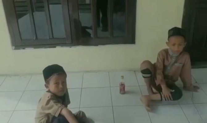 Video viral di media sosial yang merekam kisah dua bocah kakak beradik bernama Reyhan dan Imam nekat menyeberangi Selat Sunda untuk bertemu kedua orangtuanya di Lampung. [Facebook]