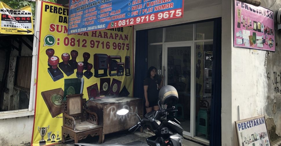 Suasana lokasi pembegalan HP dan motor di Jalan Meruya Selatan, Jakarta Barat, Senin (30/5/2022). [Suara.com/Faqih Fathurrahman]