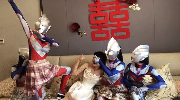 Salah seorang teman berpose ikonik tokoh Ultraman yang buat pengantin tertawa. (Mothership.sg)