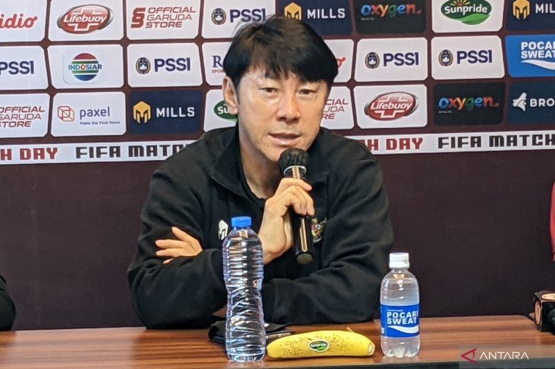 Pelatih tim nasional Indonesia Shin Tae-yong memberikan keterangan kepada media dalam konferensi pers sebelum laga persahabatan FIFA kontra Bangladesh di Bandung, Selasa (31/5/2022). Shin menyebut bahwa skuadnya siap menghadapi Bangladesh pada pertandingan yang digelar di Stadion Si Jalak Harupat, Bandung, Rabu (1/6), itu. (Antara/Michael Siahaan)