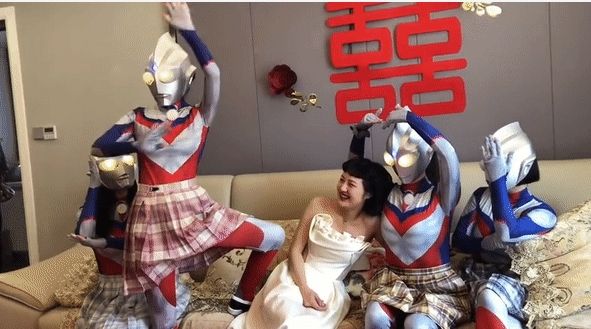 Bridesmaids Wanita Pakai Kostum Ultraman saat Temannya Menikah (Mothership.sg)