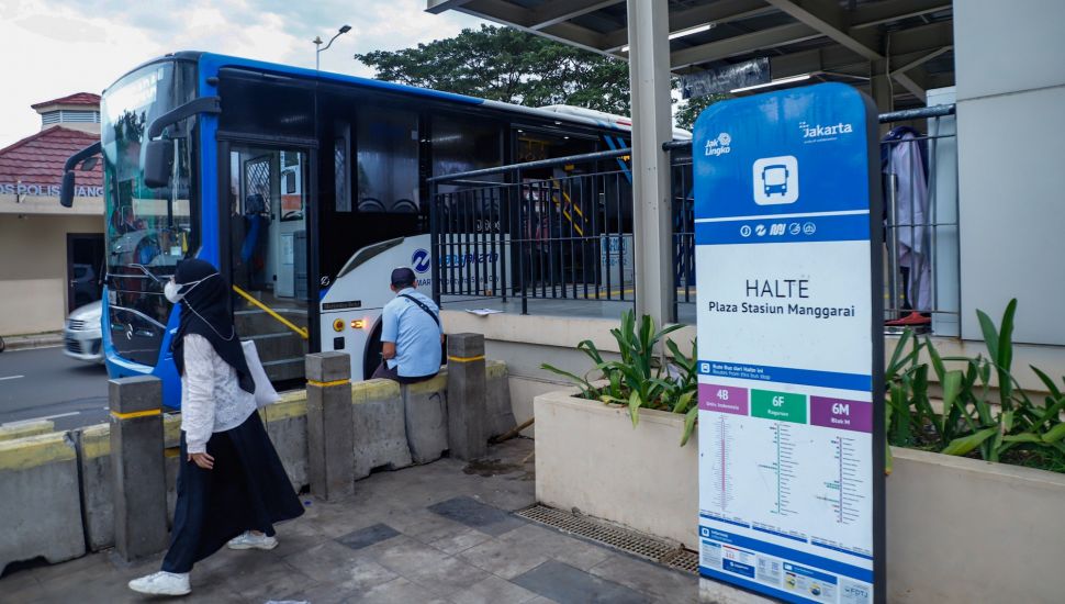 Bus Transjakarta menunggu penumpang di Plaza Stasiun Manggarai, Jakarta Selatan, Selasa (31/5/2022). [Suara.com/Alfian Winanto]